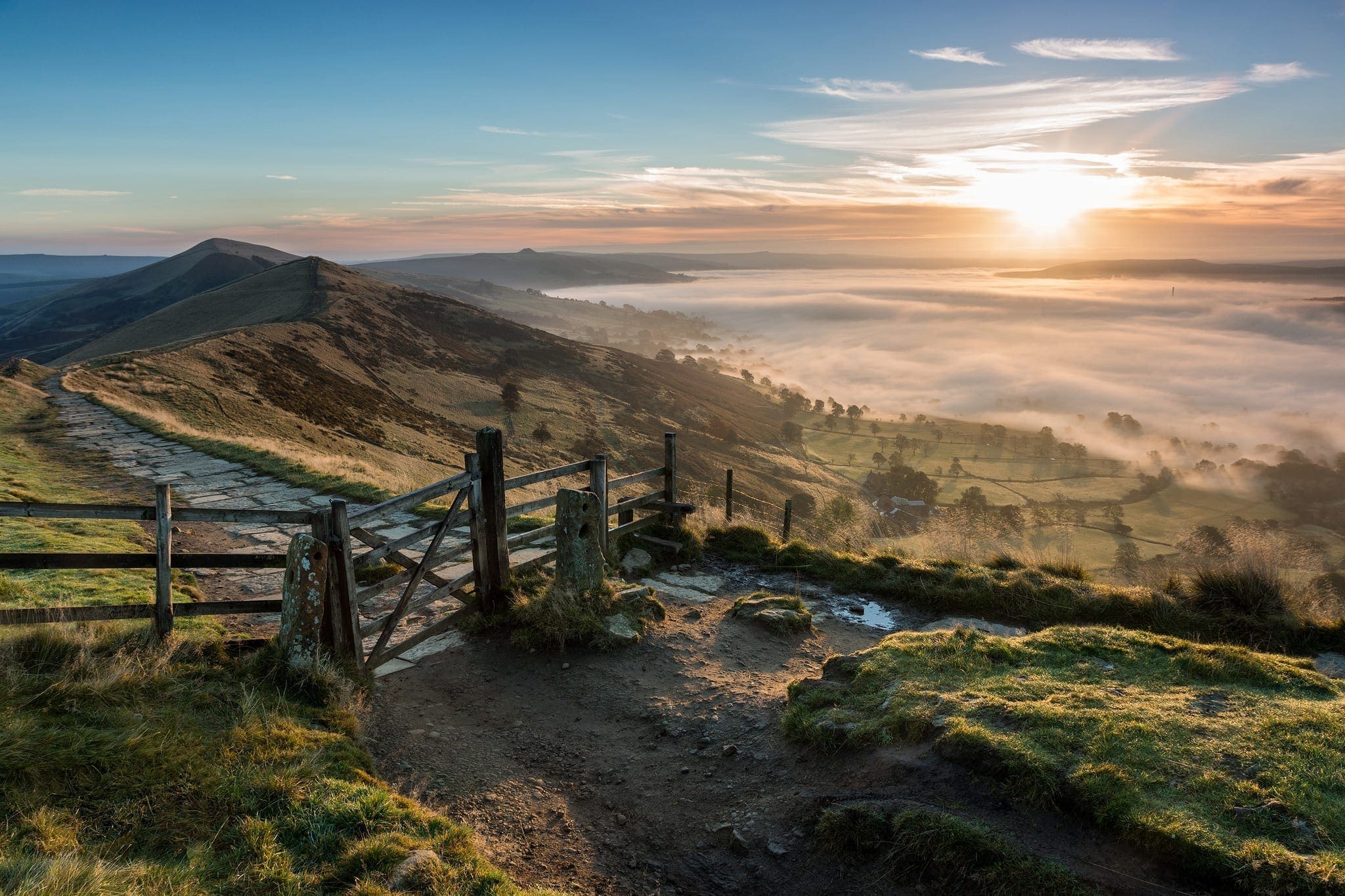 A Classic - The Mam Tor Gate at sunrise in autumn with a sea of fog in the Hope Valley Below - Mam Tor Photography Location Guide